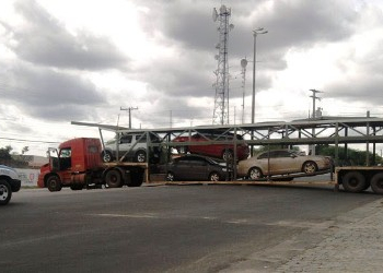 Caminhão cegonha fica preso ao asfalto na cidade de Valente