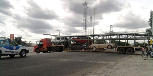 Caminhão cegonha fica preso ao asfalto na cidade de Valente