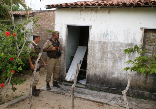 Homens são encontrados mortos dentro de residências em Coité