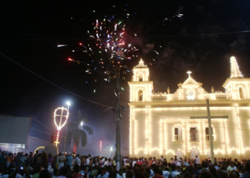 Igreja iluminada e colorido dos fogos marcaram a virada do ano em Coité