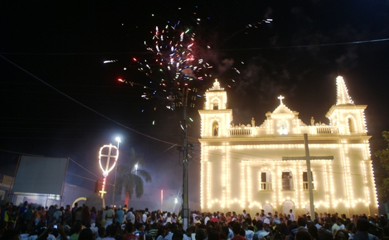 Igreja iluminada e colorido dos fogos marcaram a virada do ano em Coité