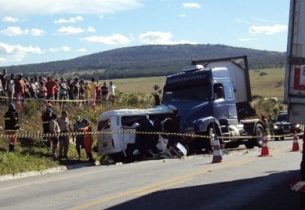 Vitória da Conquista: colisão entre Kombi e carreta mata cinco