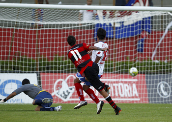 Vitória faz 3 a 0 no Bahia e aumenta a crise tricolor