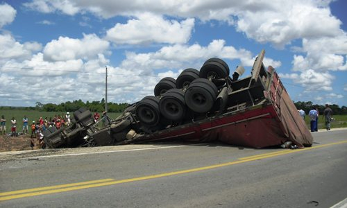 Acidente na BR-101 quase acaba em tragédia.