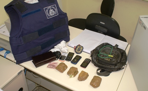 Polícia Civil de Riachão prende três pessoas acusadas de traficar drogas