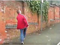 Mundo: homem bêbado sofre para subir pequena ladeira