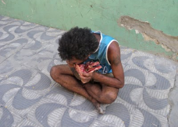 Miséria: mendigo come osso para matar a fome em Serrinha