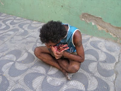 Miséria: mendigo come osso para matar a fome em Serrinha