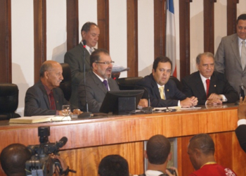 Deputados baianos são empossados e elegem nova mesa diretora