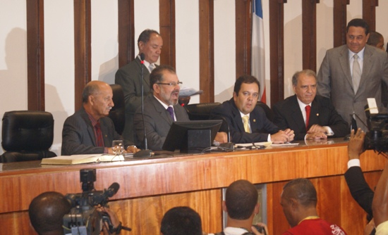 Deputados baianos são empossados e elegem nova mesa diretora