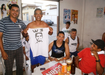 Esporte: pai e tios de Wallace se reúnem para assistir a vitória do Corinthians sobre o Santos