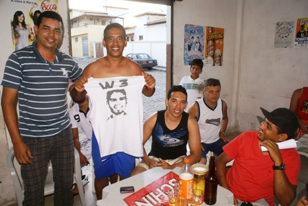 Esporte: pai e tios de Wallace se reúnem para assistir a vitória do Corinthians sobre o Santos