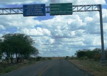 Placa com marcação errada “encurta” viagem de Cansanção a Feira de Santana