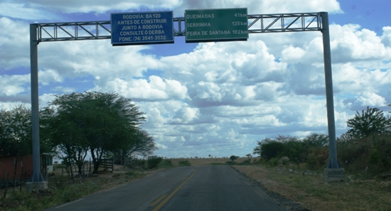 Placa com marcação errada “encurta” viagem de Cansanção a Feira de Santana