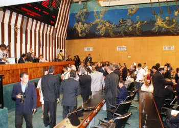 Deputados entregam diplomas em sessão preparatória para posses