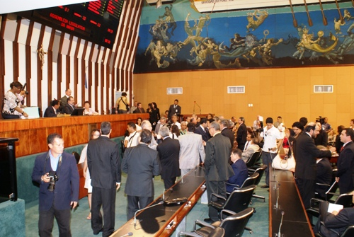Deputados entregam diplomas em sessão preparatória para posses