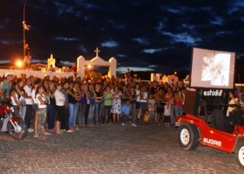 Coité: corpo de motociclista é sepultado e amigos prestam homenagem na saída de cemitério