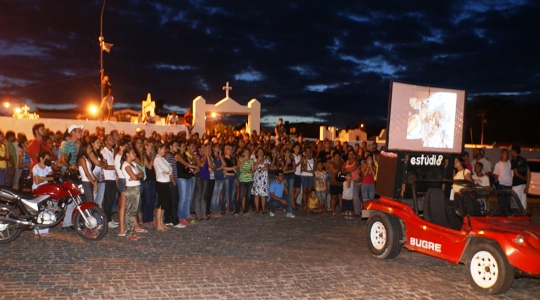 Coité: corpo de motociclista é sepultado e amigos prestam homenagem na saída de cemitério