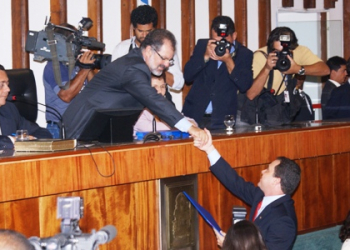 Deputados entregam diplomas em sessão preparatória para posses