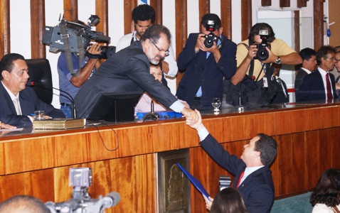 Deputados entregam diplomas em sessão preparatória para posses