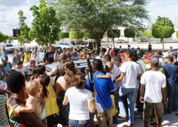 Carro conduzindo réu acusado de participação em crime tem vidro quebrado ao deixar Fórum