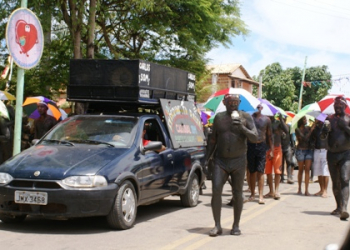 Foliões se sujam de lama no Carnaval de Porto de Sauípe