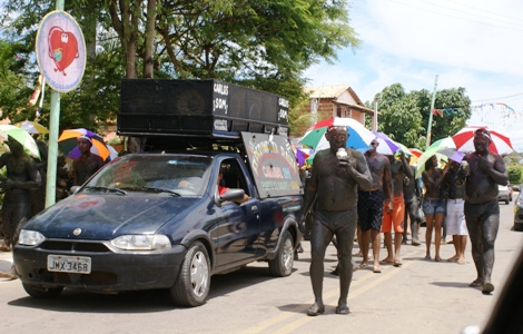 Foliões se sujam de lama no Carnaval de Porto de Sauípe