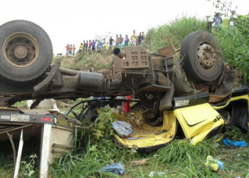 Bi-trem capota e mata carreteiro próximo a Mairi