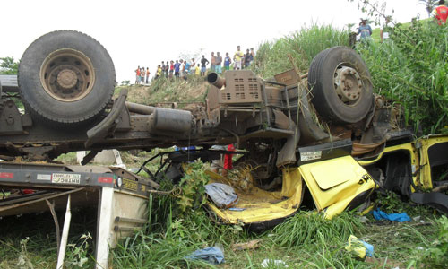 Bi-trem capota e mata carreteiro próximo a Mairi
