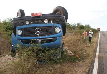 Caçamba carregada de areia capota na BA 120 entre Coité e Riachão