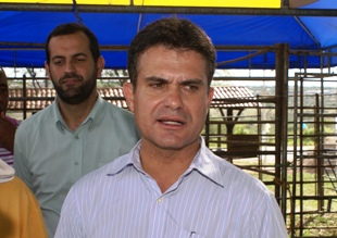 Secretário da Agricultura visita exposição de Coité