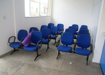 Vândalo apedreja janela do Juizado de Pequenas Causas