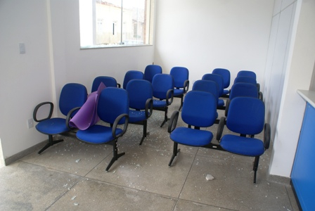 Vândalo apedreja janela do Juizado de Pequenas Causas