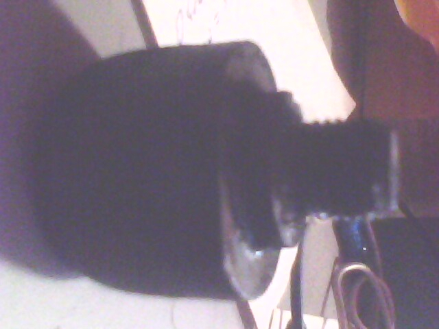 Gavião: peça estranha rompe telhado de residência e desperta curiosidade do morador