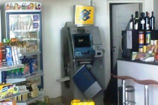 Bandidos prendem policiais e roubam caixa eletrônico de supermercado