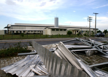 Vento arranca cobertura de fábrica e destrói escritório em Riachão do Jacuípe