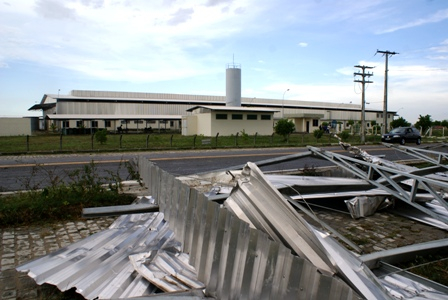 Vento arranca cobertura de fábrica e destrói escritório em Riachão do Jacuípe