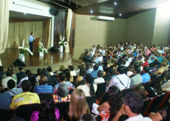 Centenas de pessoas participam de culto de agradecimento do deputado Tom
