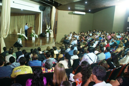 Centenas de pessoas participam de culto de agradecimento do deputado Tom