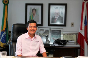 Coité I – Em audiência, Wagner manda filho de Renato sentar em sua cadeira para sentir o que é ser governador