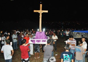 Católicos participam da Celebração do Lava Pés e da Procissão do Fogaréu em Araci