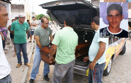 Sepultado em Queimadas uma das vítimas do acidente entre moto e caminhão