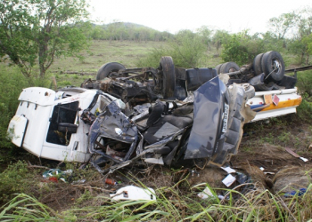 Os dois veículos foram parar com mais de 25 metros de distância do local do acidente