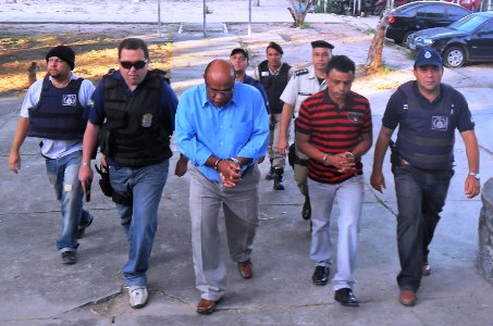 Polícia prende três vereadores acusados de encomendar morte do presidente da Câmara de Caém