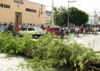 Moto-boys se manifestam contra o corte de Algaroba em Riachão do Jacuípe
