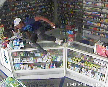 Polícia divulga imagens de assalto à farmácia em Coité