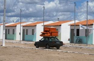 Sem tetos invadem casas do conjunto habitacional Casulo e prefeito ouve suas queixas