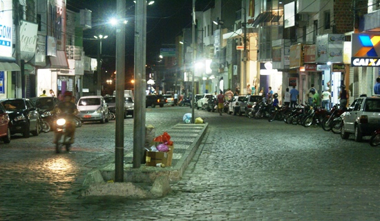 Coité: colocar lixo na rua depois do horário de coleta pode resultar em multa