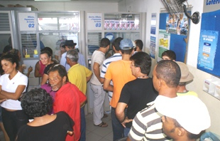 Esperança em ganhar maior prêmio da Mega do ano lota lotéricas