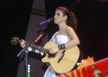 Paula Fernandes emociona quase dez mil pessoas durante show em Valente